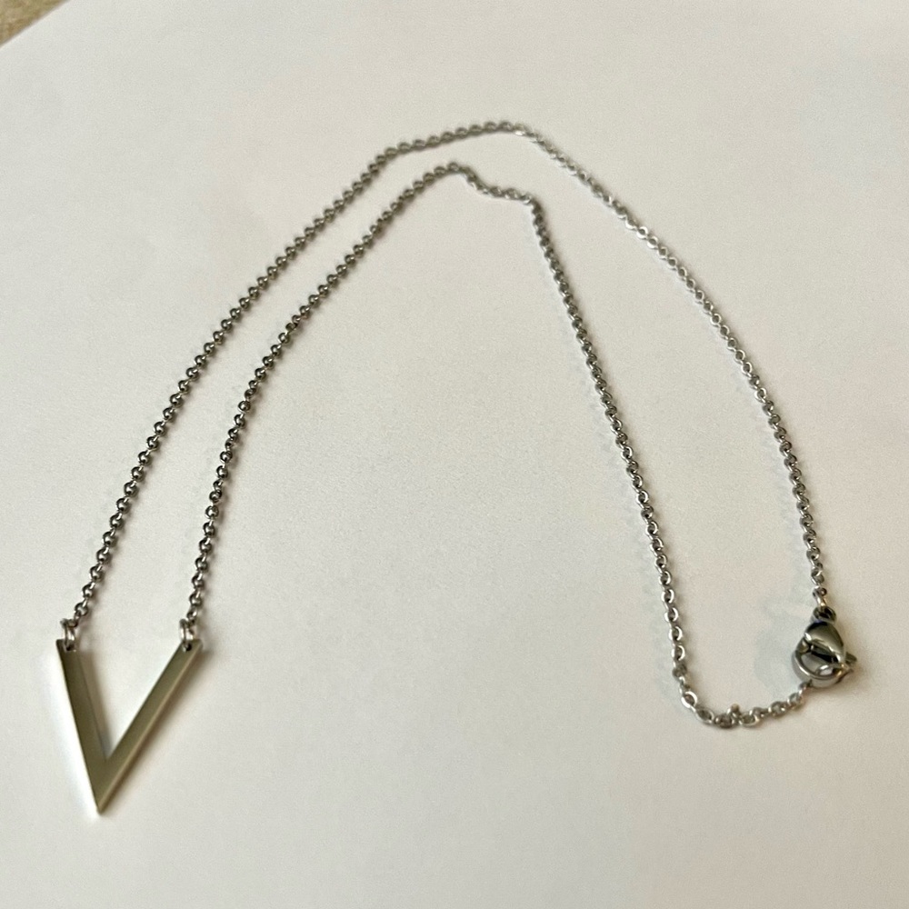 Stainless Steel - V Neckless - Silver